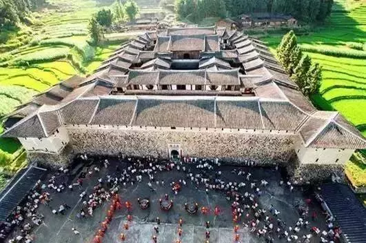 奇蹟!藏在深山的「神秘古堡」:漂浮沼澤上百年,無人居住卻不見蜘蛛網!