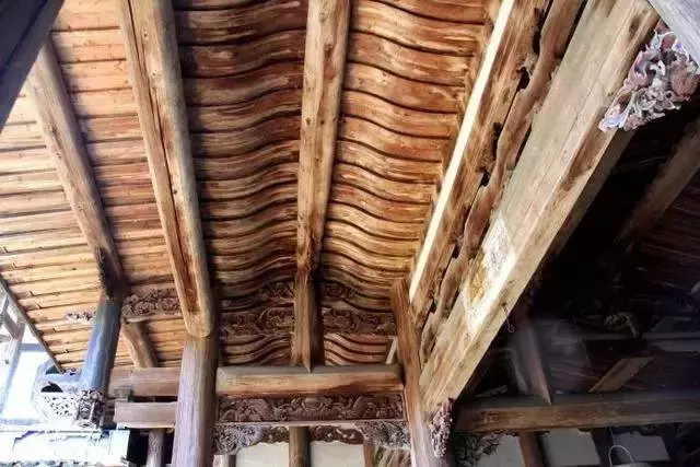 奇蹟!藏在深山的「神秘古堡」:漂浮沼澤上百年,無人居住卻不見蜘蛛網!