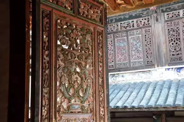 奇蹟!藏在深山的「神秘古堡」:漂浮沼澤上百年,無人居住卻不見蜘蛛網!