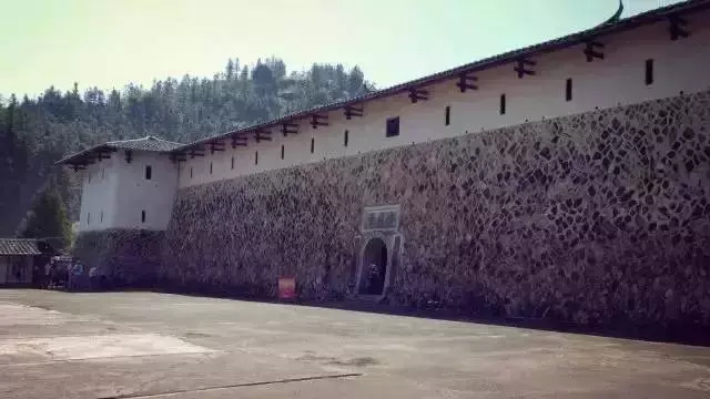 奇蹟!藏在深山的「神秘古堡」:漂浮沼澤上百年,無人居住卻不見蜘蛛網!