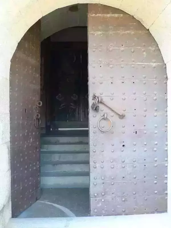 奇蹟!藏在深山的「神秘古堡」:漂浮沼澤上百年,無人居住卻不見蜘蛛網!
