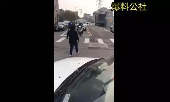 「你知道我誰嗎?」蹦蹦姊暴走拔鏡砸窗 , 家人無奈賠1萬元 !