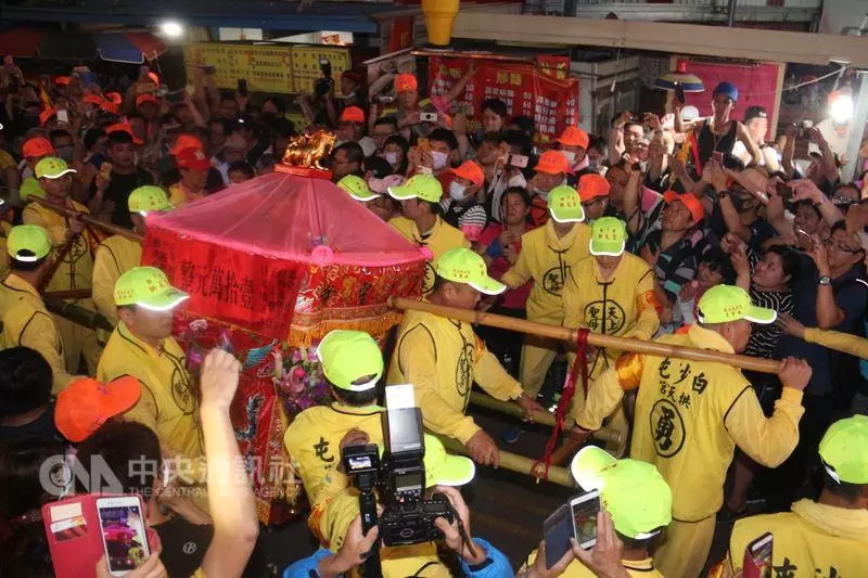 拜託救救孩子!慈母抱病兒「淚跪媽祖6分鐘」 白沙屯媽祖同意「下秒大顯神蹟」她淚崩感謝