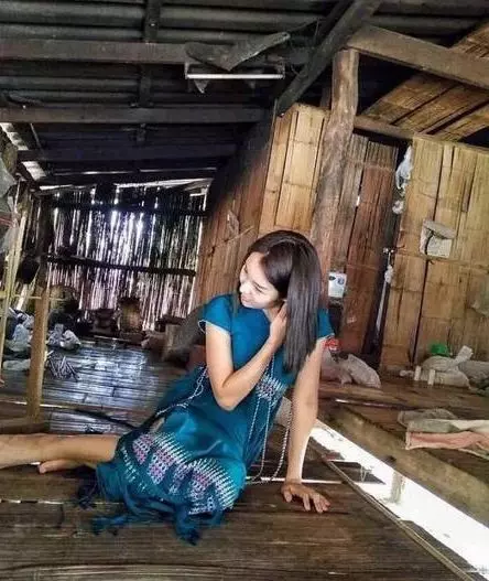 女子在泥坑裡直播洗澡,村民以為她瘋了,隔日來了一群人,村民們紛紛登門感謝她!