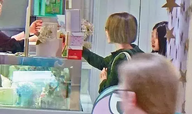 54歲關詠荷素顏帶女兒逛街,面容憔悴頭發枯黃盡顯老態