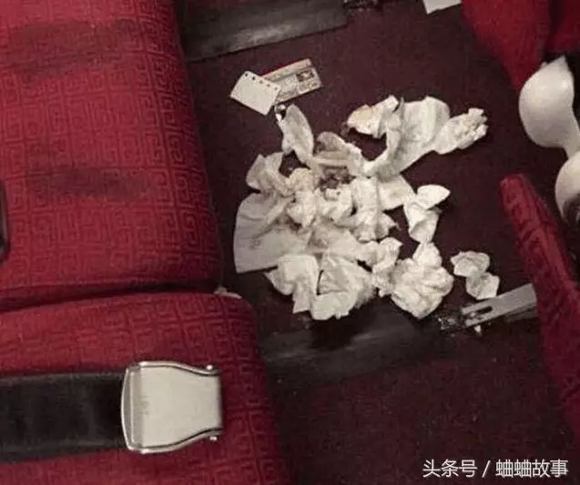 蹲在機艙過道一動不動,飛機上女子神情慌張,事後留下一堆紙,空姐看了臉紅!