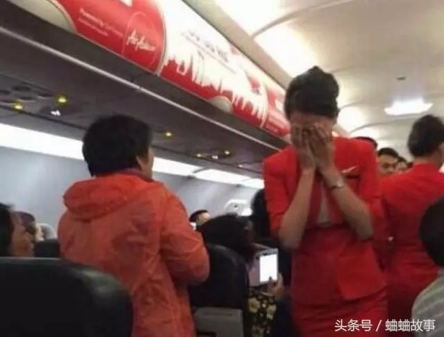 蹲在機艙過道一動不動,飛機上女子神情慌張,事後留下一堆紙,空姐看了臉紅!