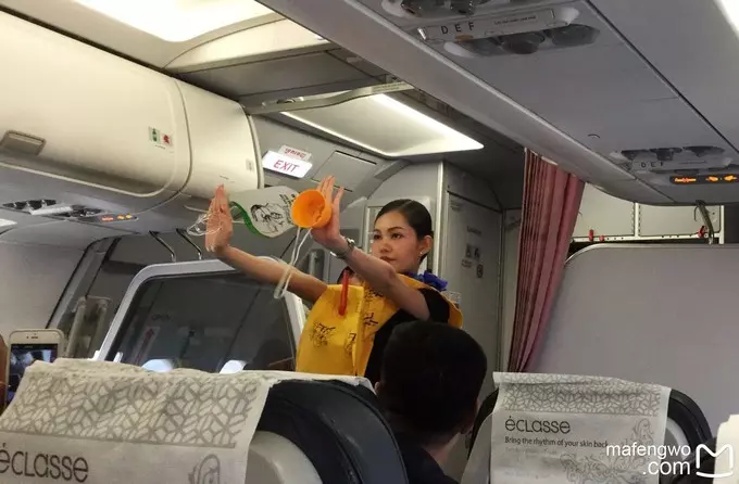 蹲在機艙過道一動不動,飛機上女子神情慌張,事後留下一堆紙,空姐看了臉紅!