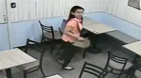 蹲在機艙過道一動不動,飛機上女子神情慌張,事後留下一堆紙,空姐看了臉紅!
