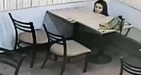 蹲在機艙過道一動不動,飛機上女子神情慌張,事後留下一堆紙,空姐看了臉紅!