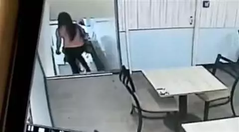蹲在機艙過道一動不動,飛機上女子神情慌張,事後留下一堆紙,空姐看了臉紅!