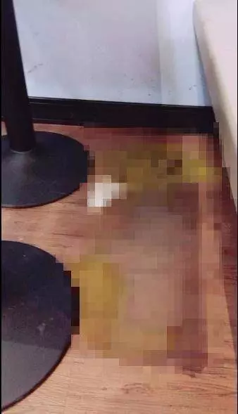 蹲在機艙過道一動不動,飛機上女子神情慌張,事後留下一堆紙,空姐看了臉紅!