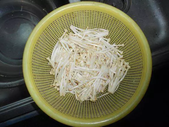 「金針菇頭」別再丟了,簡單幾步家種出金針菇,一周就有大豐收不信試一試