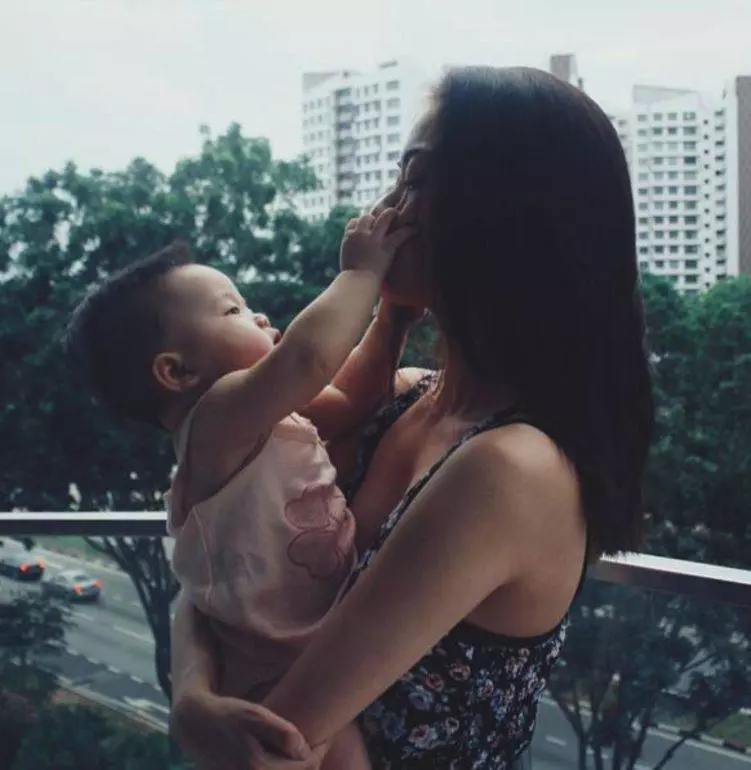 20歲最美的年紀她獨自生下了女兒!新加坡辣媽講述辛酸往事:所有的犧牲都值得!