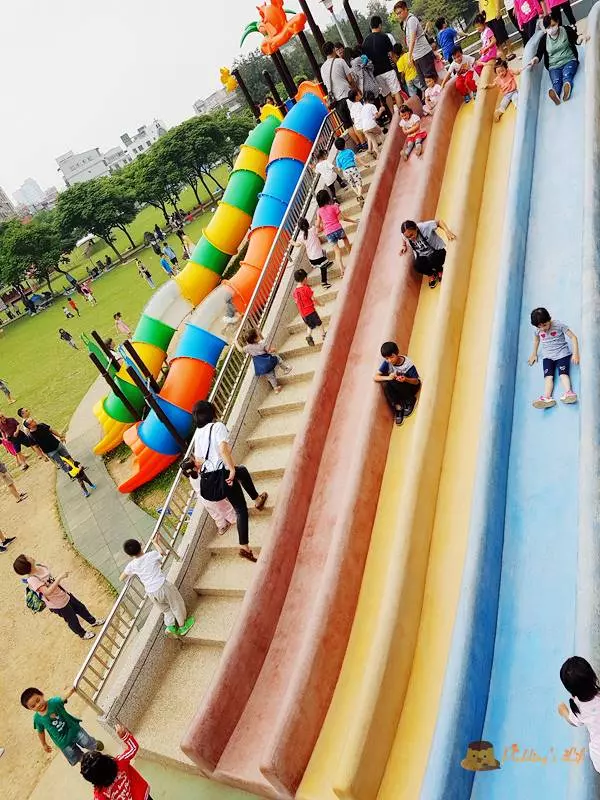 【桃園旅遊】毛毛蟲水管溜滑梯《陽明運動公園》彩色磨石子滑梯/野餐親子景點