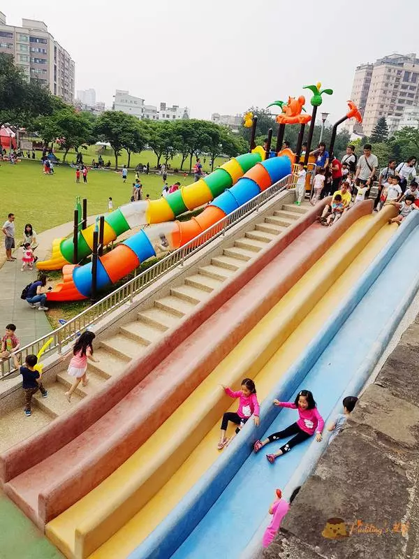 【桃園旅遊】毛毛蟲水管溜滑梯《陽明運動公園》彩色磨石子滑梯/野餐親子景點