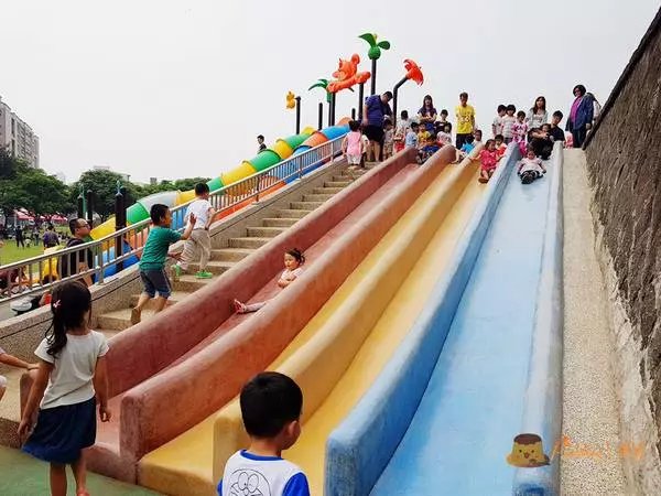 【桃園旅遊】毛毛蟲水管溜滑梯《陽明運動公園》彩色磨石子滑梯/野餐親子景點