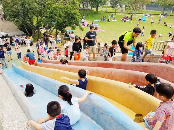 【桃園旅遊】毛毛蟲水管溜滑梯《陽明運動公園》彩色磨石子滑梯/野餐親子景點