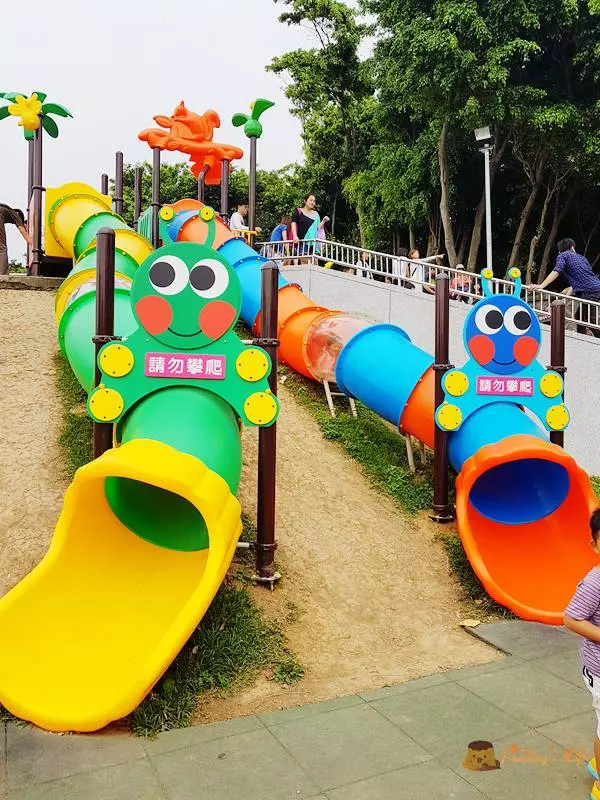【桃園旅遊】毛毛蟲水管溜滑梯《陽明運動公園》彩色磨石子滑梯/野餐親子景點