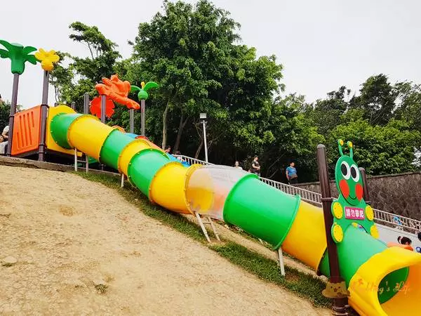 【桃園旅遊】毛毛蟲水管溜滑梯《陽明運動公園》彩色磨石子滑梯/野餐親子景點