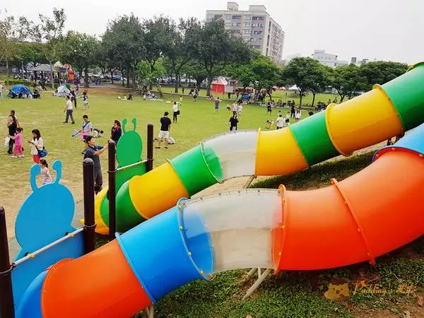 【桃園旅遊】毛毛蟲水管溜滑梯《陽明運動公園》彩色磨石子滑梯/野餐親子景點