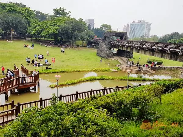 【桃園旅遊】毛毛蟲水管溜滑梯《陽明運動公園》彩色磨石子滑梯/野餐親子景點