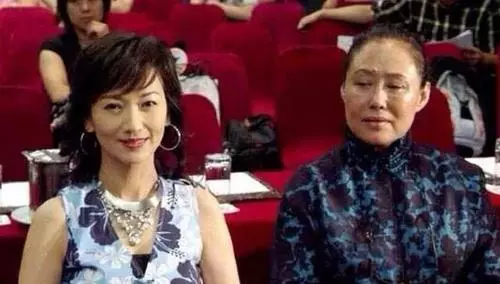 終於知道女明星,為什麼都不願跟趙雅芝合影了,最後一張太明顯!