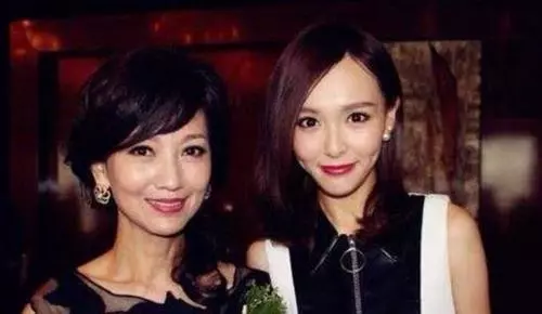終於知道女明星,為什麼都不願跟趙雅芝合影了,最後一張太明顯!