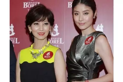 終於知道女明星,為什麼都不願跟趙雅芝合影了,最後一張太明顯!