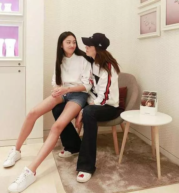任達華女兒近照顏值下降,最美星二代地位不保,大長腿依舊搶眼