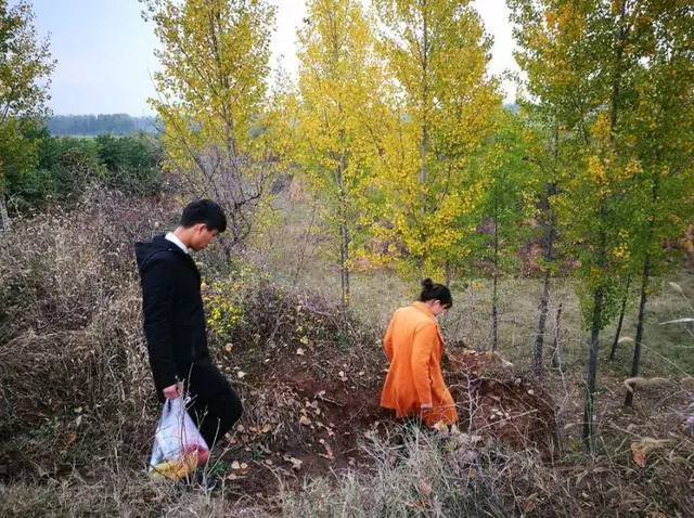 姐姐打工供弟弟讀書,弟弟高考姐姐沒來陪考,考完回家後弟弟愣了