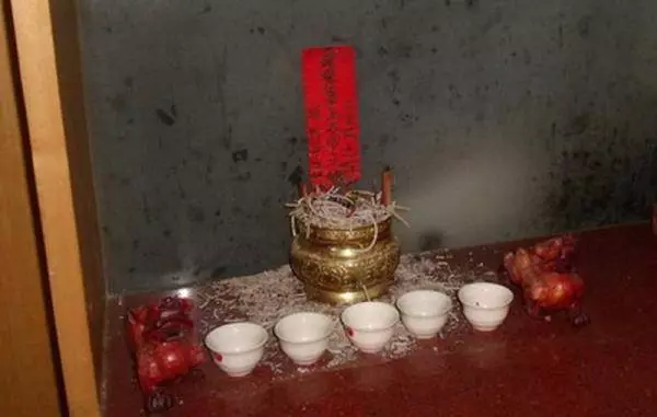 香爐裡的香灰滿了,要怎樣處理?非常重要的常識,否則犯了禁忌會……您一定要注意!!