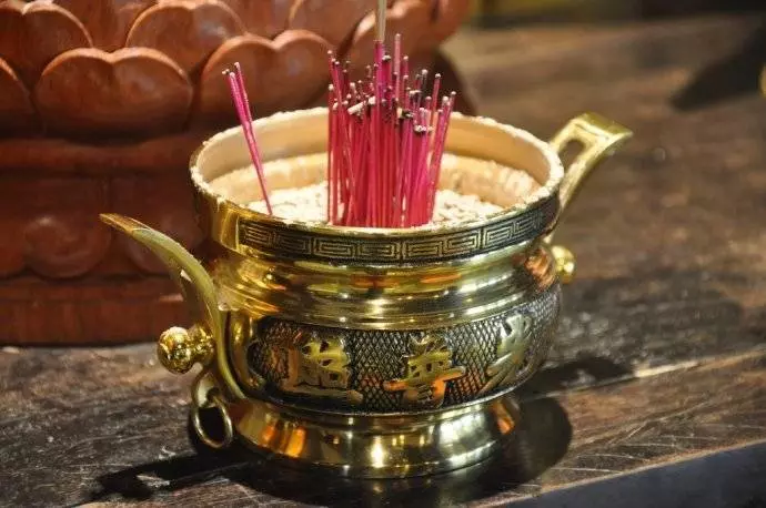 香爐裡的香灰滿了,要怎樣處理?非常重要的常識,否則犯了禁忌會……您一定要注意!!