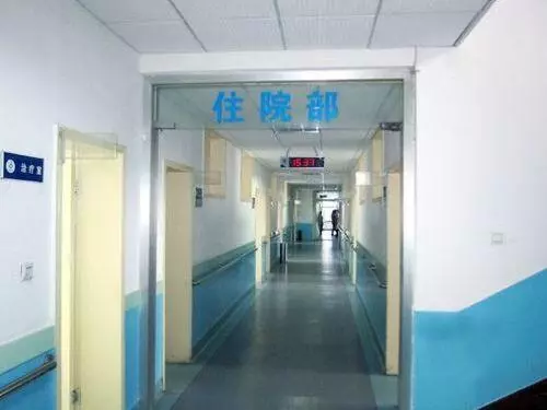 我癱瘓,老婆帶兒子走了,兩年後我找到兒子,他說:媽去世一年了