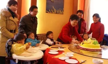 姐姐懷孕後,弟弟去看她,推開門後,弟弟把桌子掀了,勸姐姐離婚