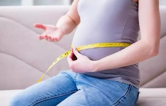 姐姐懷孕後,弟弟去看她,推開門後,弟弟把桌子掀了,勸姐姐離婚