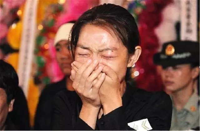 殘疾姐姐供弟弟上大學,弟弟工作後還讓姐給他寄錢,姐姐卻報警了