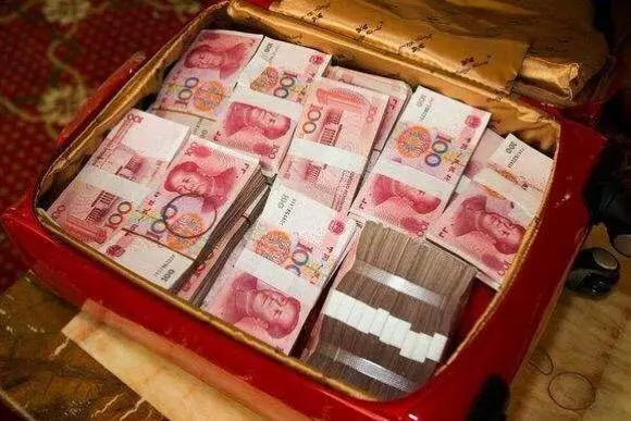 我千里迢迢的去看遠嫁女兒,吃飯時親家母總踢我,低頭一看我哭了
