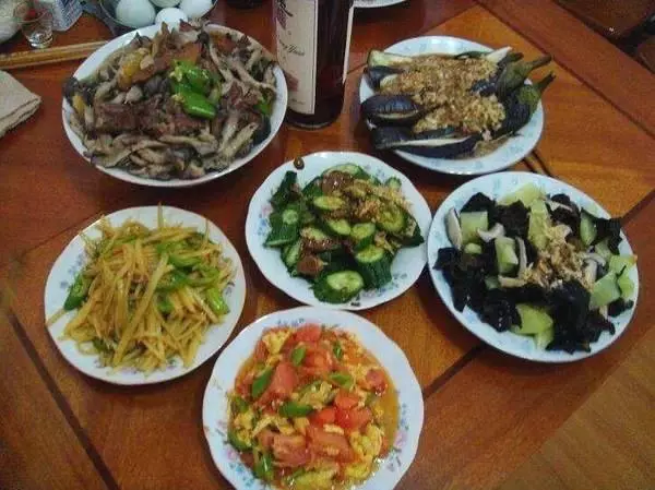 我千里迢迢的去看遠嫁女兒,吃飯時親家母總踢我,低頭一看我哭了