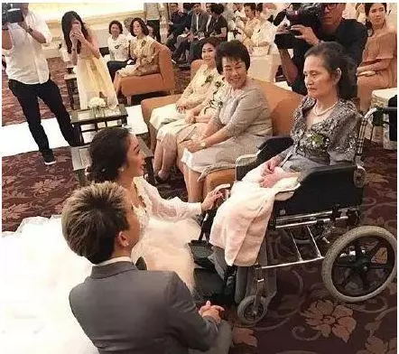 叫了20多年的哥哥竟然是親爸,媽媽其實是奶奶,這女星身世也太狗血了