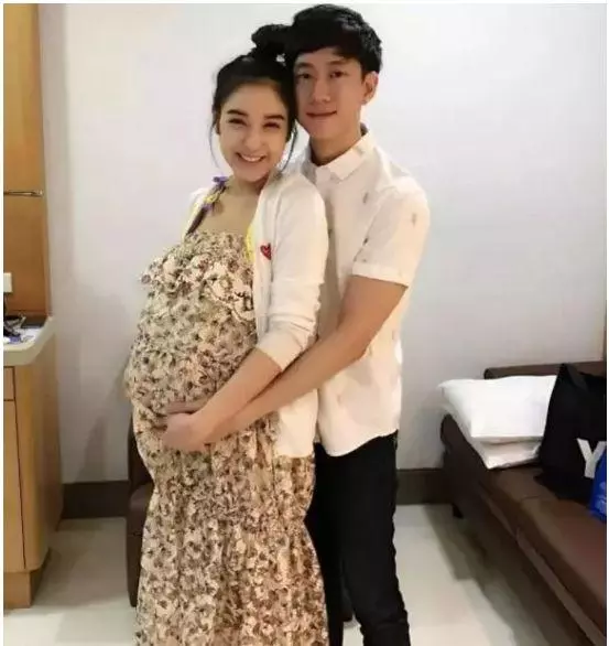 叫了20多年的哥哥竟然是親爸,媽媽其實是奶奶,這女星身世也太狗血了