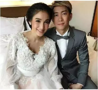 叫了20多年的哥哥竟然是親爸,媽媽其實是奶奶,這女星身世也太狗血了