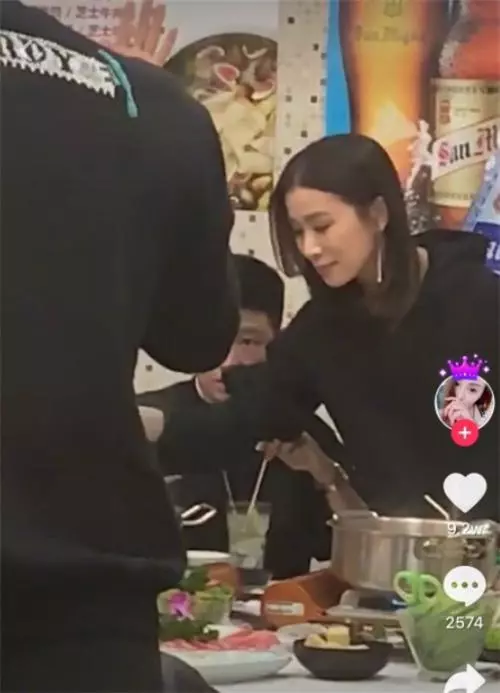 佘詩曼吃火鍋碰上網紅,被拉進直播,看到濾鏡嚇得後退