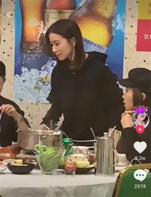 佘詩曼吃火鍋碰上網紅,被拉進直播,看到濾鏡嚇得後退