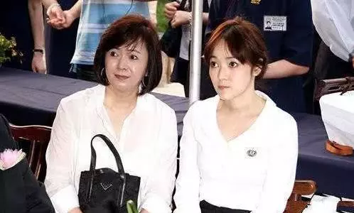 兩次搶走閨蜜老公,同居26年不肯過門,如今又和女婿牽手逛街