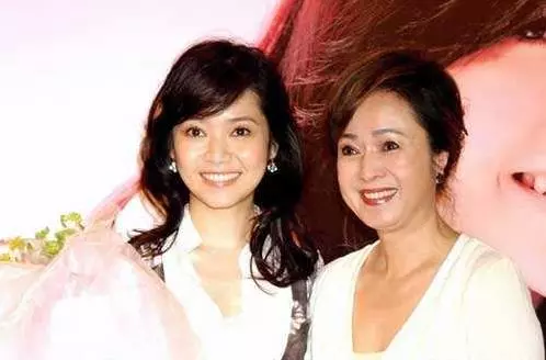 兩次搶走閨蜜老公,同居26年不肯過門,如今又和女婿牽手逛街