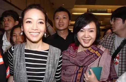 兩次搶走閨蜜老公,同居26年不肯過門,如今又和女婿牽手逛街