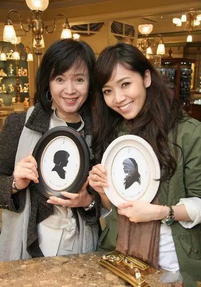 兩次搶走閨蜜老公,同居26年不肯過門,如今又和女婿牽手逛街