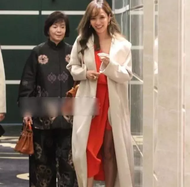 兩次搶走閨蜜老公,同居26年不肯過門,如今又和女婿牽手逛街