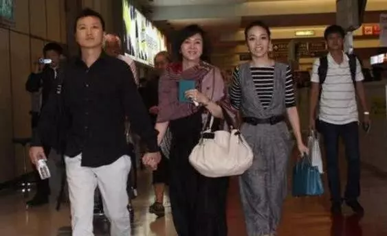 兩次搶走閨蜜老公,同居26年不肯過門,如今又和女婿牽手逛街